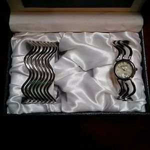 NWOT Women's Silvertone Watch Set